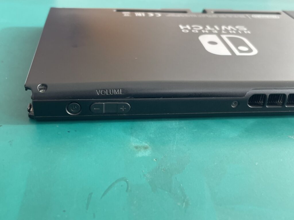NintendoSwitch裏側が浮いてしまった　即日修理