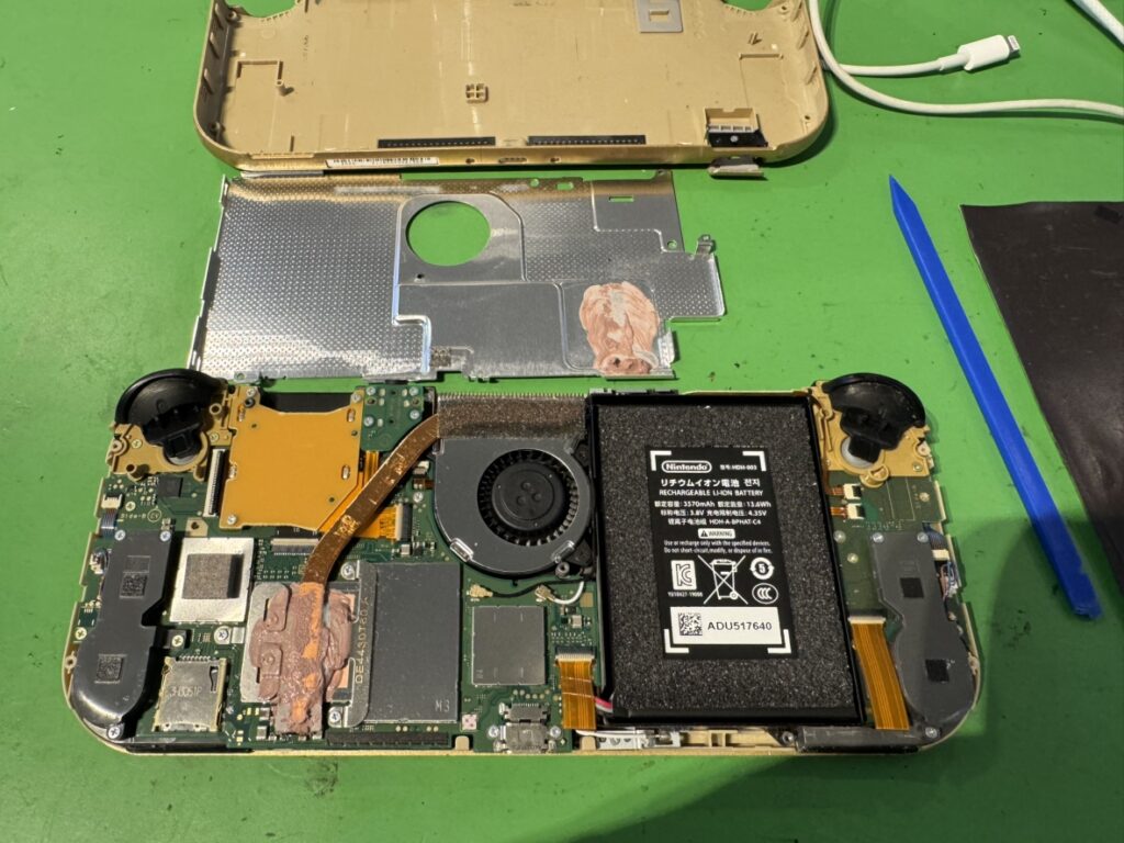 Switch修理ドットコム横浜関内本店にてSwitch Liteを分解しスロットパーツを交換する様子