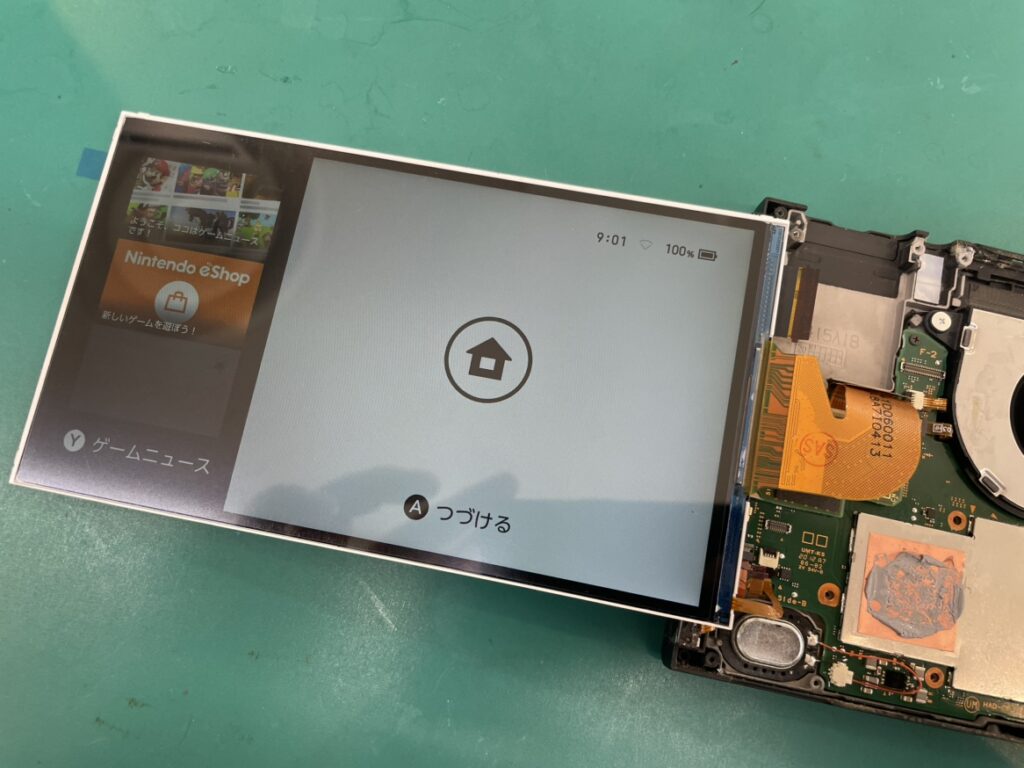 Switch修理ドットコム 横浜関内本店にてNintendo Switchに新しい液晶を付けた状態