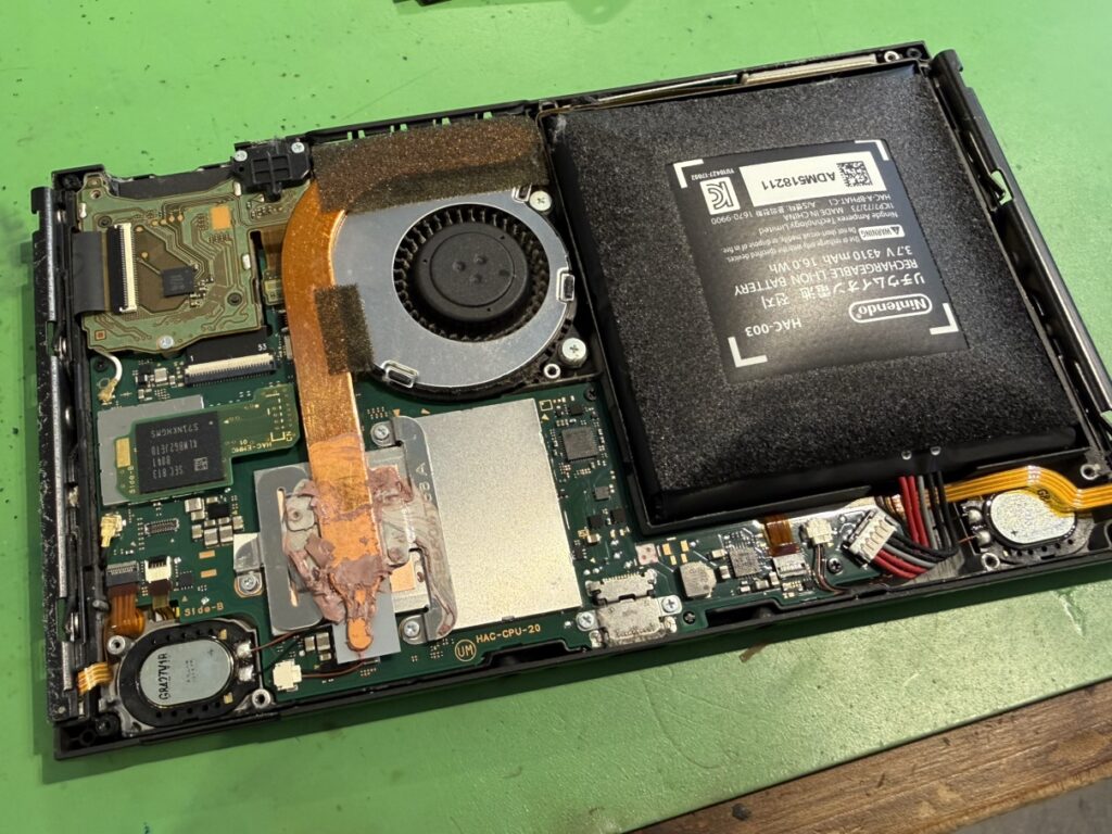 Switch バッテリー膨張修理 関内