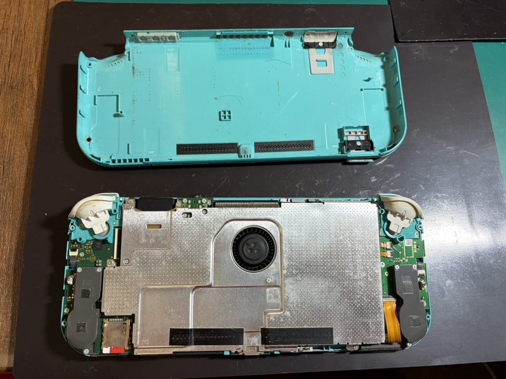 分解中:Nintendo Switch Liteを分解して液晶交換を行っている様子